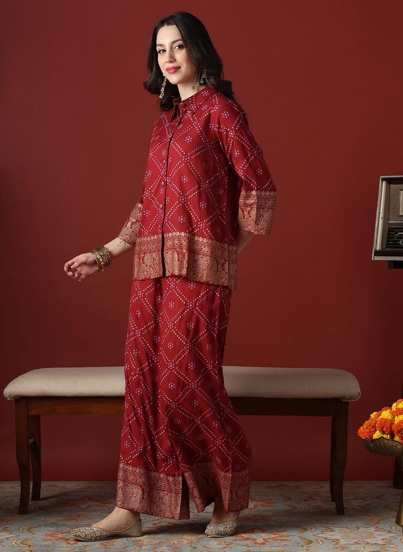 جلو باص طقم نسائي بلوزة وبنطلون بالازو بطبعة بانداني ذهبية بياقة ونسيج مارون - Image 3